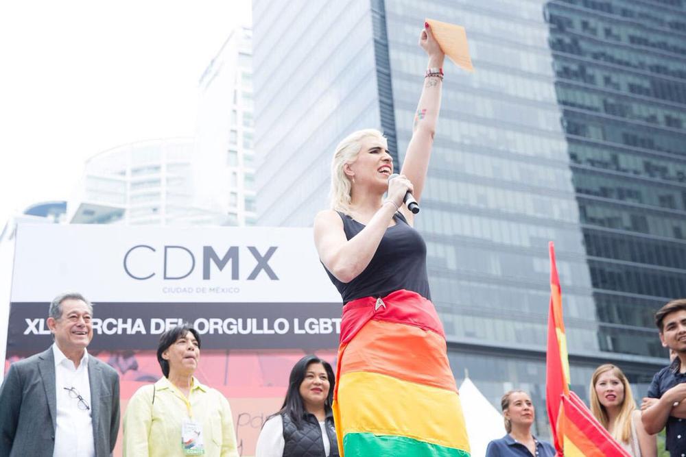 Ophelia Pastrana inaugurando la Marcha del Orgullo LGBT+ de CDMX