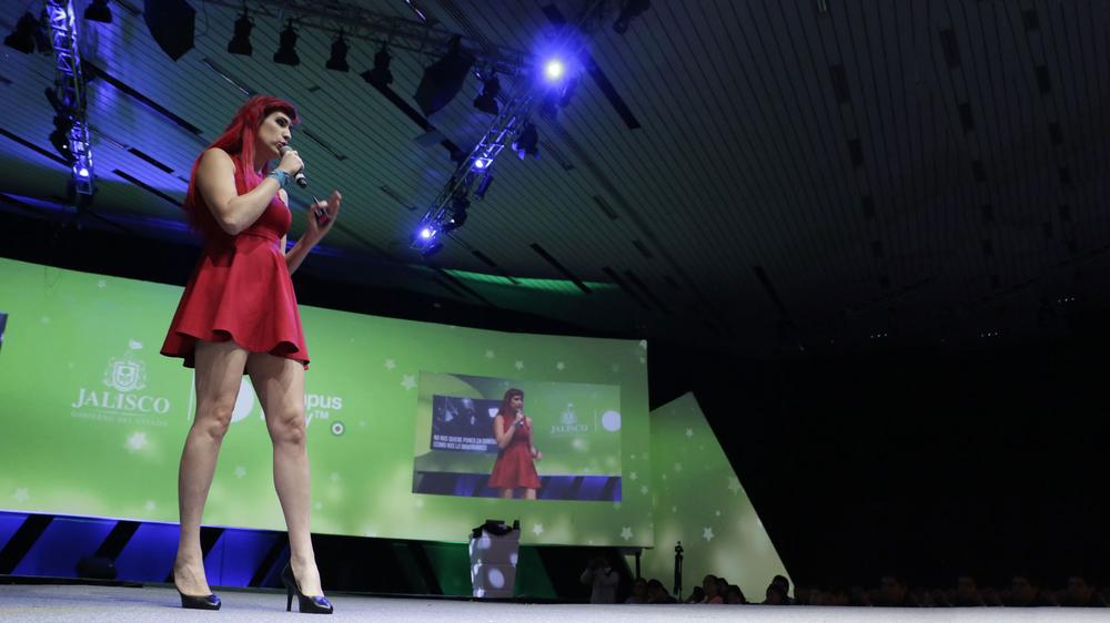 Ophelia Pastrana en el escenario de un evento masivo
